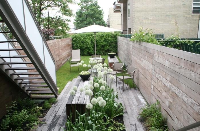 modernaus sodo išorės apdaila medinės grindys skėčiai nuo saulės nuo stovų medinė tvora