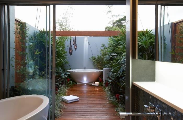 Zen banyolu bahçe dekorasyonu için egzotik bitkiler olan bahçedeki banyo modeli