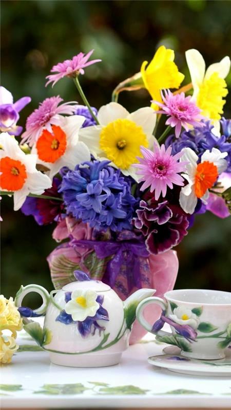 gėlių puošmena-Velykų-kasos-narcizai-hiacintai-puodeliai