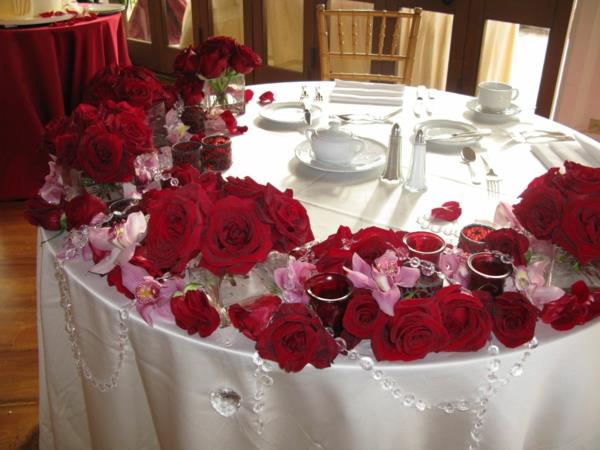cvetlična-dekoracija-za-poroka-ideja-vrtnice-miza
