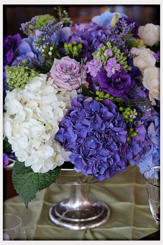cvetlične dekoracije-za-poročno-idejo-vijolične-mize