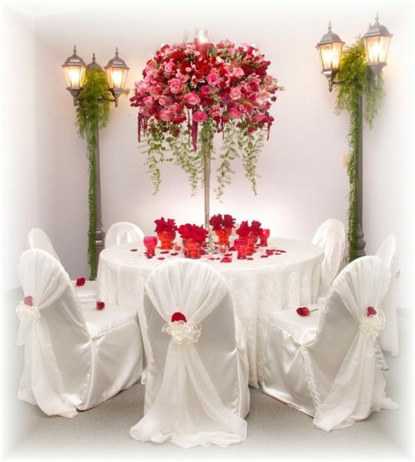 cvetlične dekoracije-za-poročno-mizo-bele vrtnice
