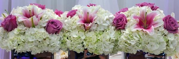 cvetlični okras za poročne mize potonike in vrtnice