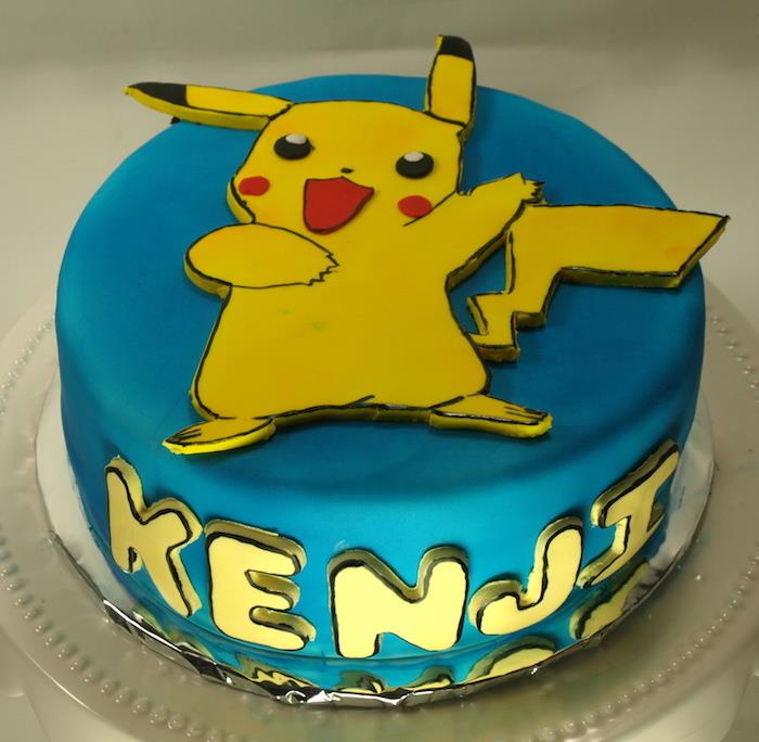srčkan pikachu, okras z modrim marcipanom, rumene črke, figurice pikachu, torta iz pokemonov