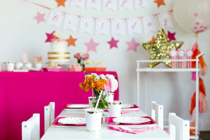 fuksija ir balta gimtadienio kambario puošmena, gėlių gimtadienio centras, rožinių žvaigždžių apdaila, auksiniai akcentai