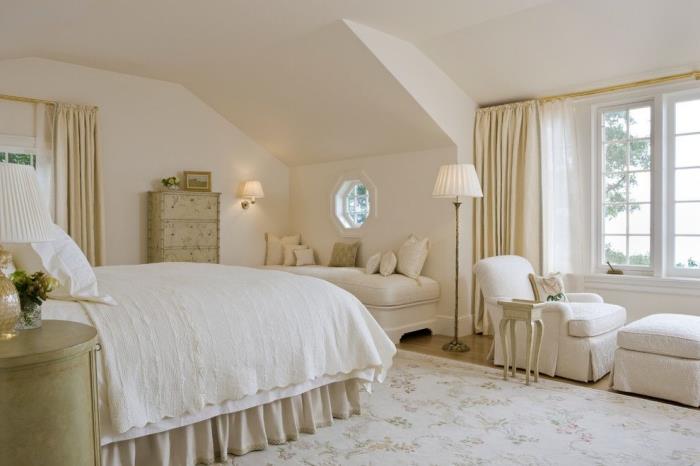 Beyaz ve bej tonlarında vintage ve eski püskü şık tasarımlı yetişkin yatak odasında eğim altında düzenleme fikri