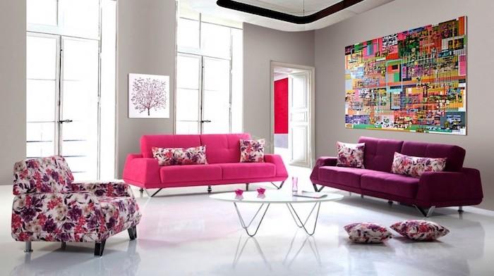poslikava spalnice, dnevna soba s sivimi stenami, pohištvo v bleščečih odtenkih temno roza in vijolične sedežne garniture