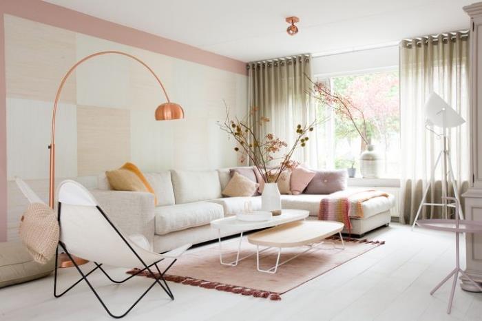 svetainė su šviesiai rožinėmis dažų sienomis kartu su smėlio ir pastelinės žalios spalvos plytelių dizaino tapetais, kampinis smėlio spalvos sofos modelis