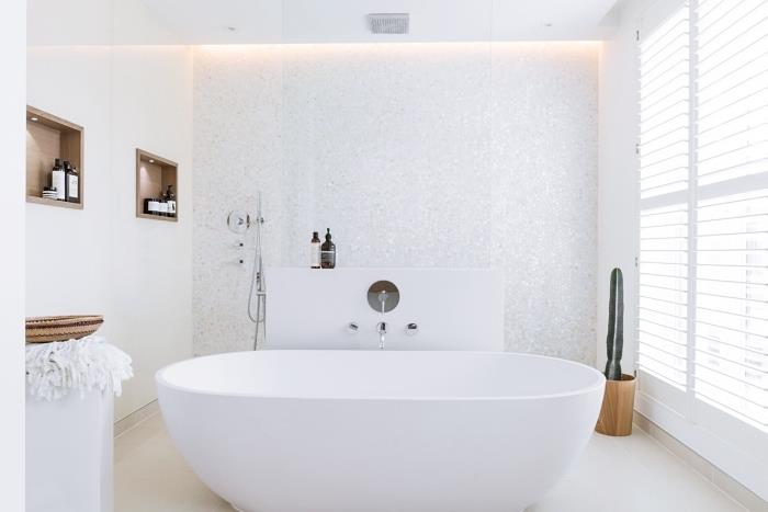 beyaz duvarlı ve ahşap kaplamalı modern banyo fikirleri, küvetli ıslak oda düzeni örneği