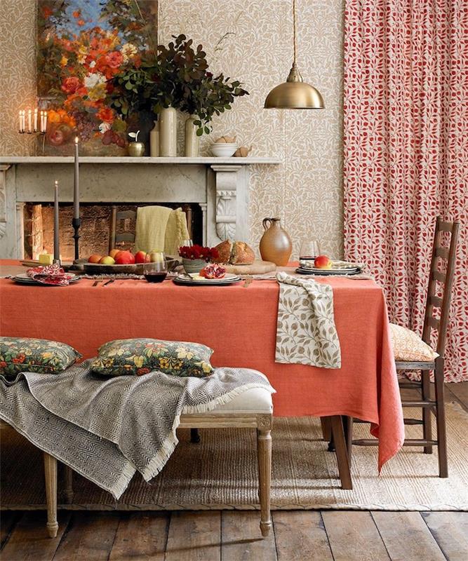 interjero dizainas gyvenamasis kambarys kaimiško glamūrinio stiliaus grindys iš šiaudų raštuotų užuolaidų ir žalių augalų ant židinio