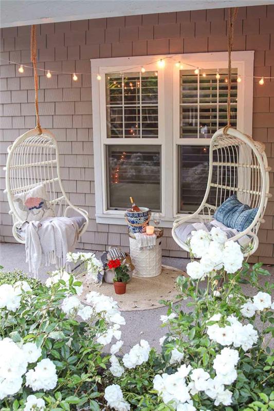 İki salıncaklı bahçe fikirleri, hafif çelenkli güzel veranda pergola köşesi