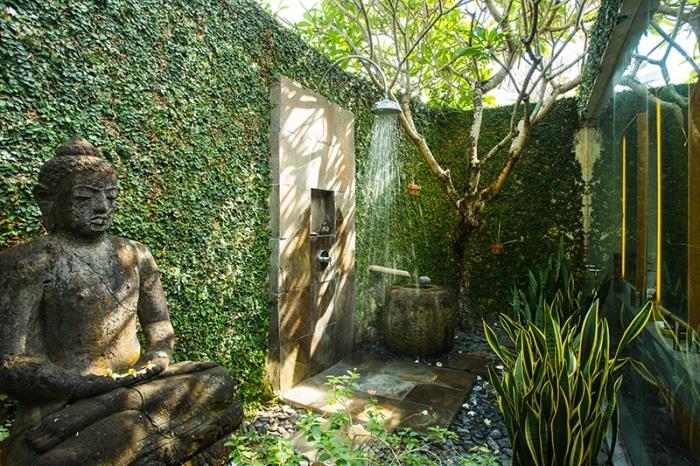 kako urediti vrt v stilu zen, oblikovanje vrta s tušem in velikim kipcem boudhha, zunanje zelene rastline