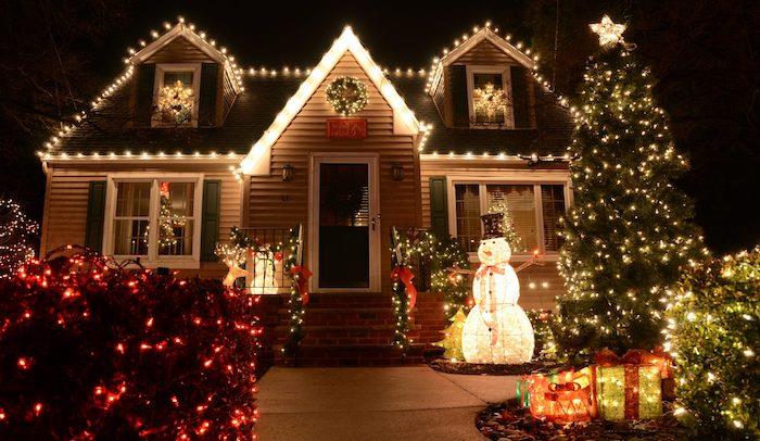 Noel ışık dekorasyonu, lambaların bir granat evinin sınırı, avluda ışık saçan bir ağaç.