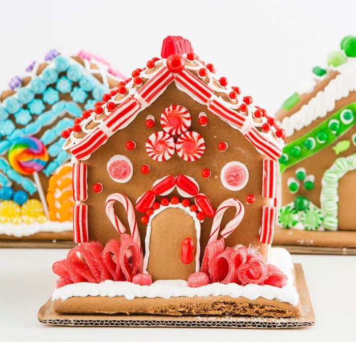 inci, şeker ve kırmızı ve beyaz dev şekerden hamur ve süslemeli duvarları ve çatısı olan zencefilli bir ev yapmak için model