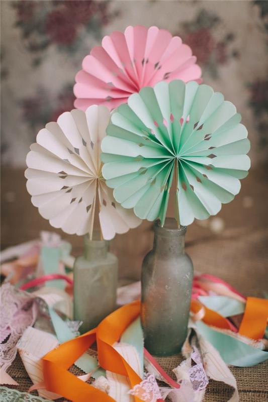 primer poročne dekoracije, da si sami naredite papirnati ventilator v starinski vazi za steklenice, izvirno poročno središče