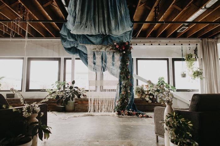 DIY zavesa v vozlih makrame s cvetjem in leseno palico, ideja poročne dekoracije v slogu boho chic z lokom iz makrameja
