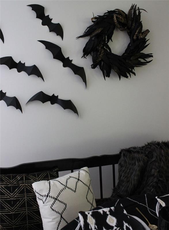 Cadılar Bayramı partisi için evinizi dekore edin, beyaz duvarlı oturma odası kağıt süslemeli siyah yarasalar