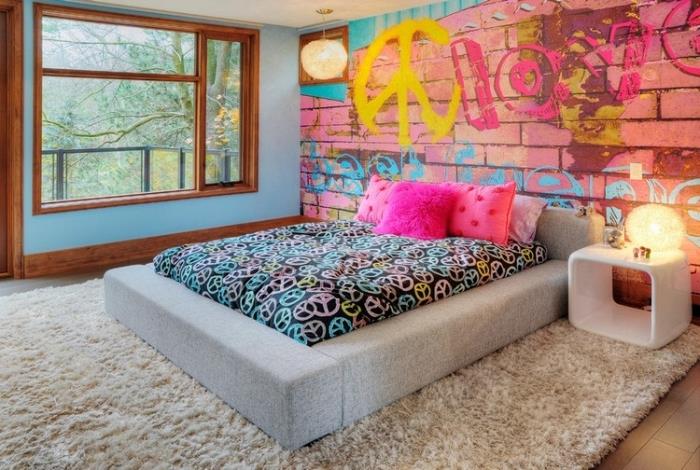 paauglių miegamojo tapetų modelis su rožiniu ir mėlynu grafiti dizainu, intymus kambario išdėstymas su dvigule lova ir baltais baldais