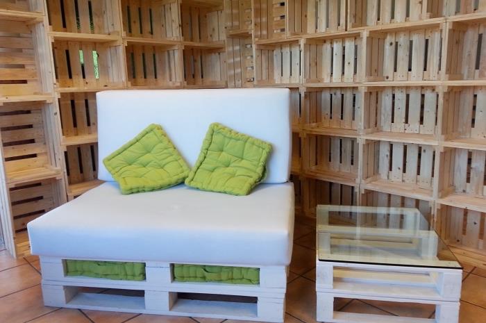 naredite steno iz palet za razdelitev prostora, zamisel o prostoru za sedenje s kavčem za palete DIY, okrašenim z blazinami