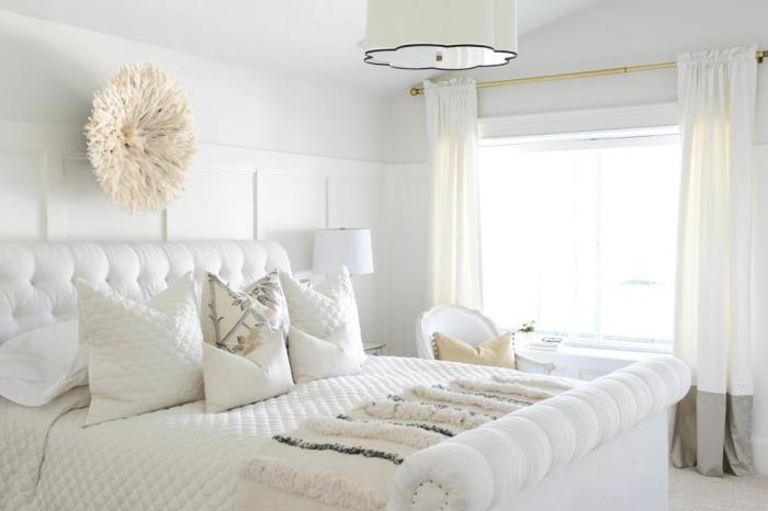 taklit bej suni kürk puf ve minderlerde duvar dekorasyonu ile beyaz yatak odası mobilyası koza tasarımı