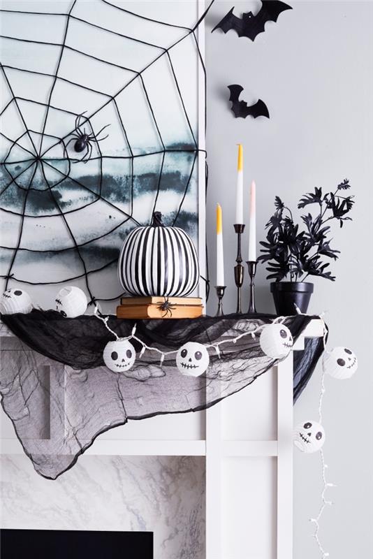cadılar bayramı yarasası, beyaz duvarda siyah iplikli dekoratif örümcek ağı ve koyu mavi suluboya resim