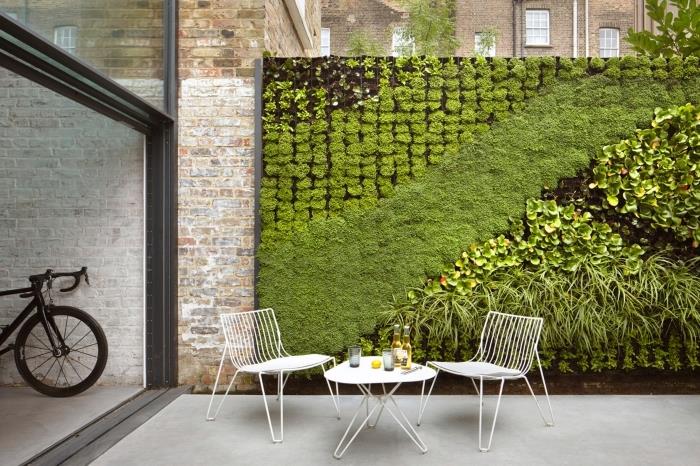 zunanja zelena stena, ki ustvarja lep kontrast z industrijskim vzdušjem terase