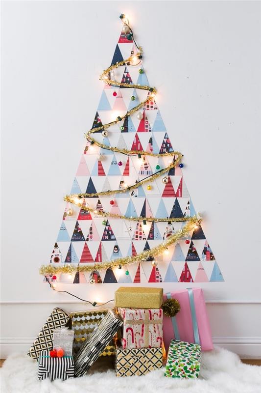 gerçek bir duvar dekorasyonu yapan Noel kartlarından yapılmış bir kağıt Noel ağacı