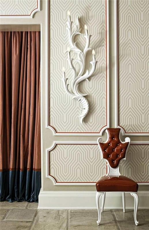 Klasik bir kalıplama tarzında çerçevelenmiş grafik duvar kağıdı şeritleri ile oturma odası duvar dekorasyonu