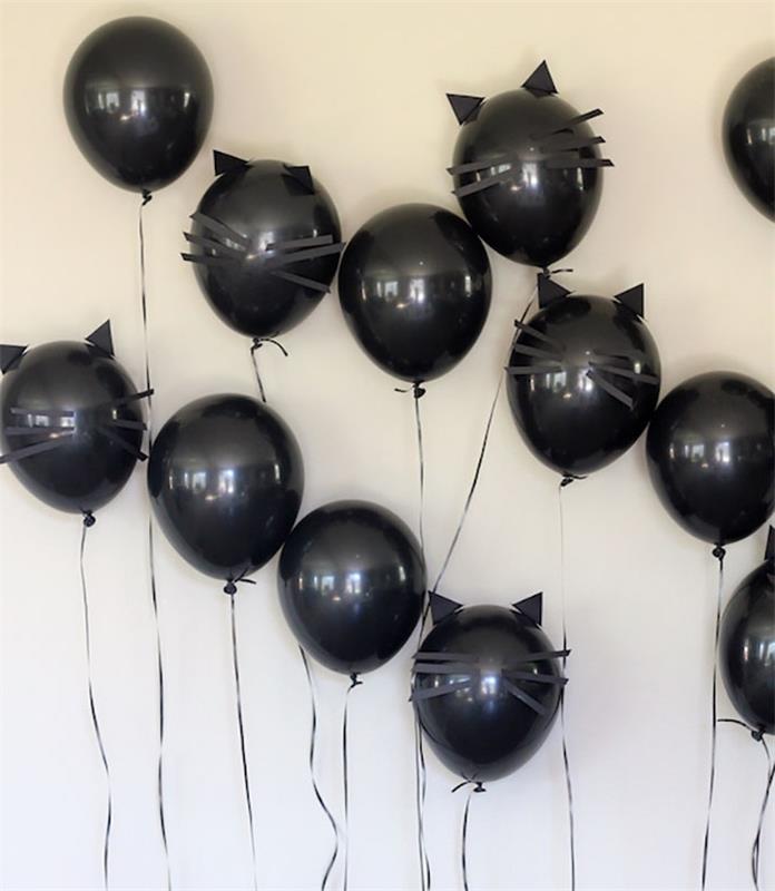 cadılar bayramı dekoru, beyaz duvarlı iç dekorasyon ve siyah yarasa tasarımı ile Cadılar Bayramı için siyah balonlar