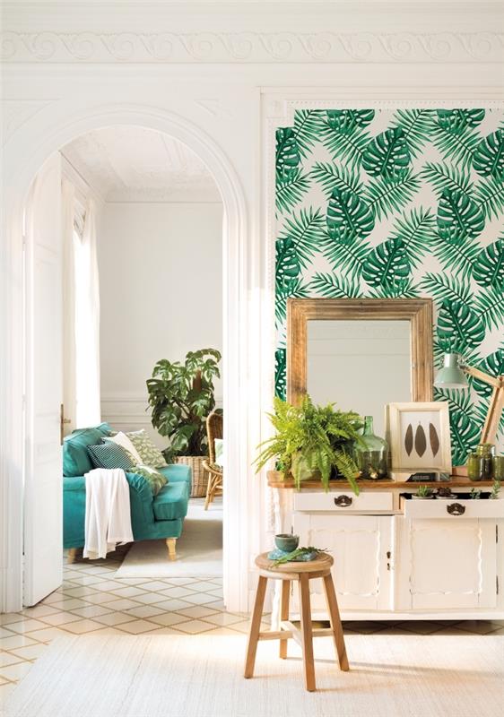 duvarın bir bölümünde tropikal palmiye yaprakları ile modaya uygun 2018 duvar kağıdı, dekoratif bir panel gibi ülke şık şifoniyer arkasında