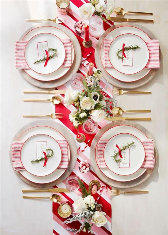çiçek buketleri, mumluklar ve kırmızı ve beyaz kumaş masa koşucu üzerinde şekerli bardaklar, altın çatal bıçak takımı, yetişkinler için Noel dekorasyonu