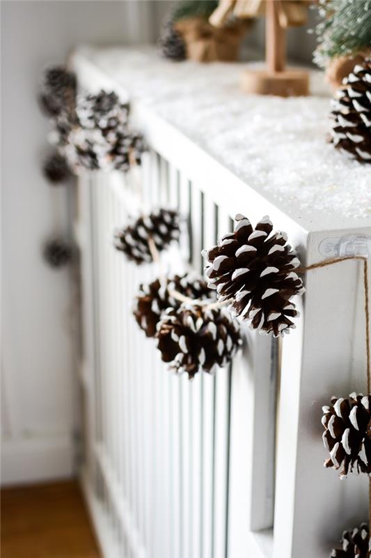 enostavna izdelava božičnih venčkov s sneženimi borovimi storži, ideja, ki jo lahko naredite s storži