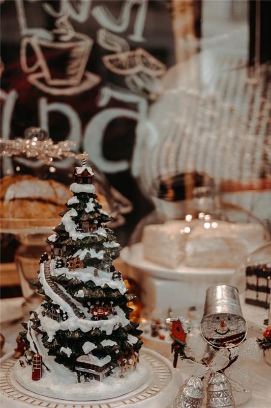 Linksmų Kalėdų nuotrauka su maistu ir pyragu vakarėliui, kalėdinė puošmena pasigaminti iš sniego senelio figūrėlės stiklinėje