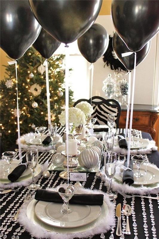 novoletna dekoracija v črno -beli barvi z baloni in prtom, okrašenimi z venci v kristalih