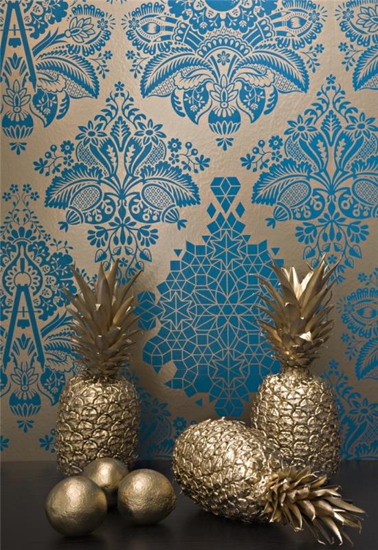 prabangus interjero dizainas su dekoratyvinėmis figūrėlėmis metaliniu efektu ir sienų apdaila mėlynos ir aukso spalvos