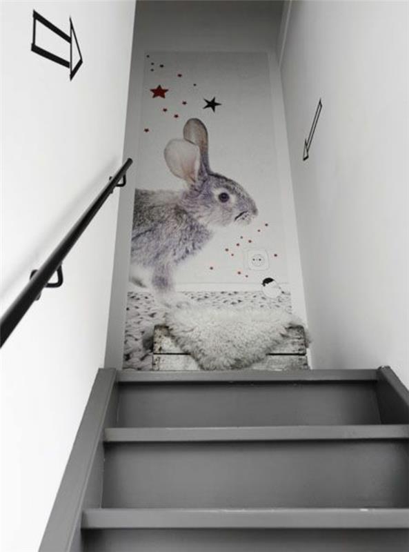 orijinal-koridorda-dekorasyon-gri-iç-merdiven-duvar-dekorasyonu ile