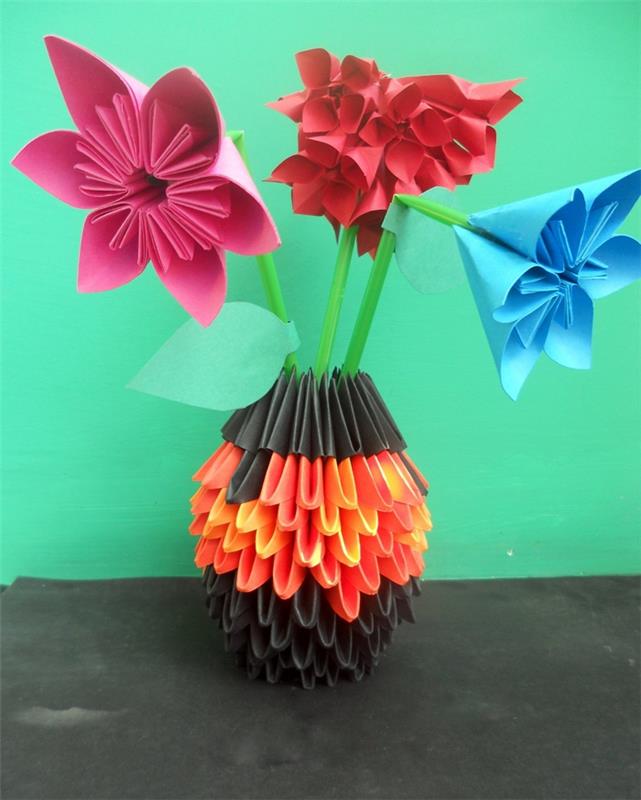 neišblukusi puokštė, sudaryta iš labai estetiškų origami gėlių origami vazoje