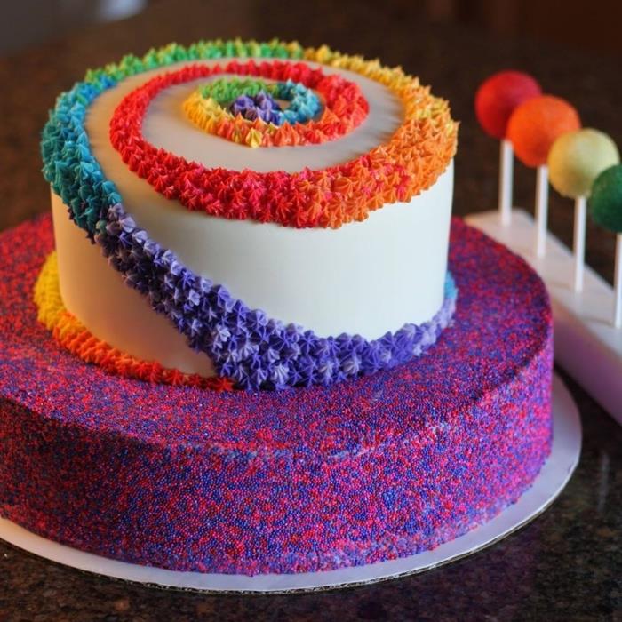 ideja za izviren okras torte s slaščičarsko vrečko v gradientnih barvah, recept za poročno torto z mavrično glazuro