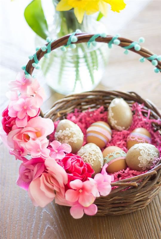 çiçeklerle süslenmiş bir sepete yerleştirilmiş dantel kaplı yumurtalarla kolay paskalya dekorasyonu