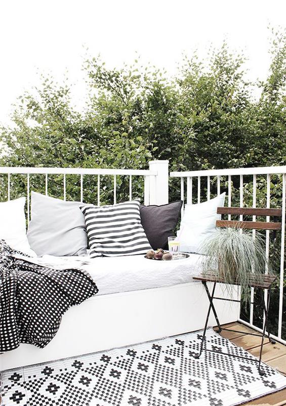 skandinaviško stiliaus balkono sofos modelis, balta sofa lauke, medinės terasos nuotrauka