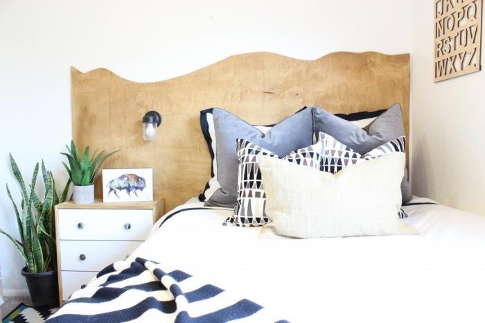 beyaz ve ahşap mobilyalarla beyaz yatak odası mobilyaları, ahşap bir başlık yapın, nötr renklerde dekoratif yastıklar