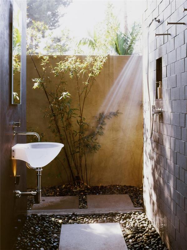 kako urediti zunanjo kopalnico, model keramičnega vrtnega umivalnika, tla iz ploščic in kamenčkov