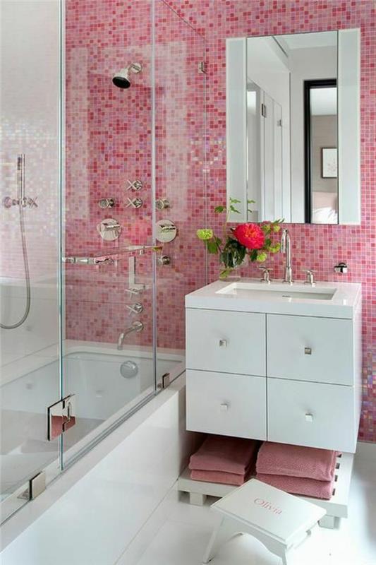 Kopalnica 5m2, roza ploščice, pravokotno ogledalo, sijoče bele ploščice, italijanska tuš kabina z belo podlago, bela viseča omara s štirimi kovinskimi ročaji srebrne barve