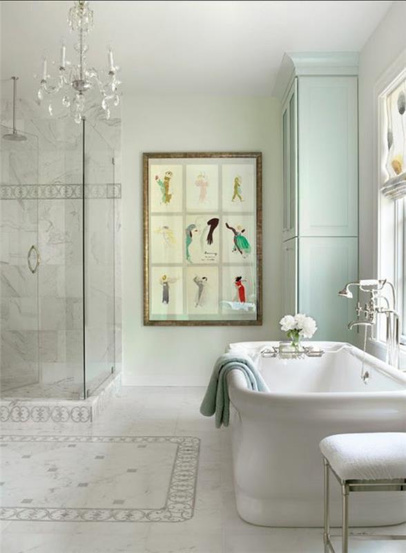ideje za kopalnico, dekor kopalnice zen, pistacije zelene stene baročni lestenec s kristalnimi kapljicami in lahkimi kovinami, vintage ploščice z vzorci v beli in svetlo sivi barvi