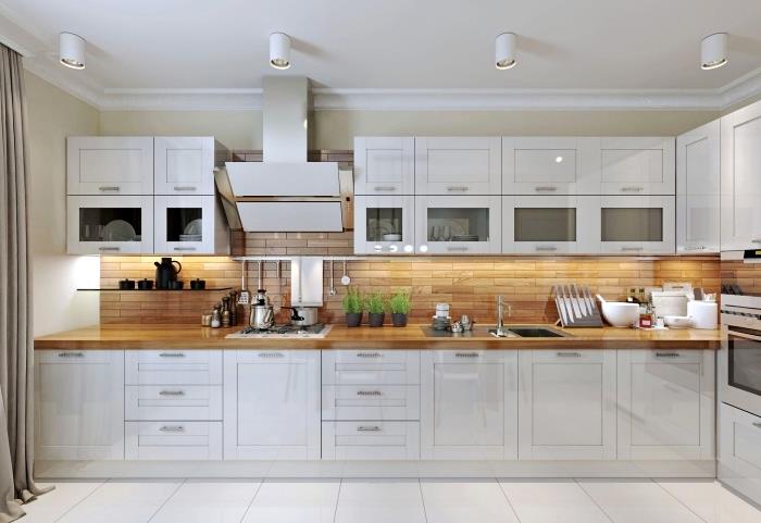 sodoben model kuhinje, opremljen z belim lakiranim pohištvom in delovno ploščo iz svetlega lesa