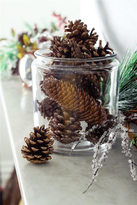 kaj storiti s steklenim kozarcem, ideja za recikliranje steklenega kozarca, storž DIY borovca, božični okrasni predmet DIY z borovimi storži