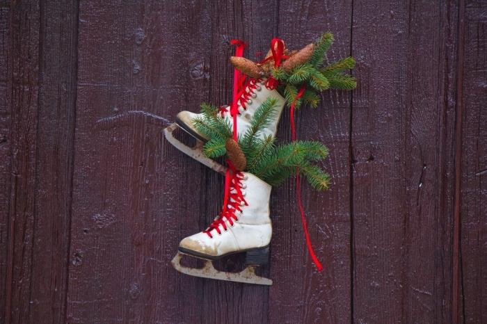 Noel için bir kapı nasıl dekore edilir, kolay DIY Noel fikri, patine ve çam kozalakları ile Noel sarkıt ışık