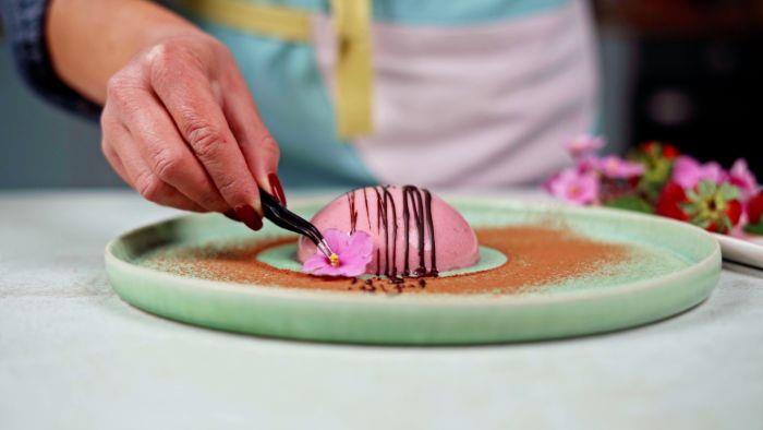 dekoravimo pristatymas Valentino dienos lėkštė su rožine panna cotta gėle ir šokoladu ant viršaus