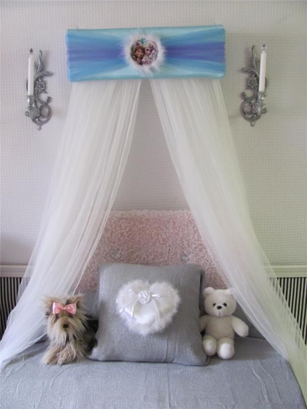 Deko oluşturma fikri, mavi boyalı çerçeveli küçük sayvanlı yatak ve Elsa ve Anna tasarımı, çocuk odası dekoru