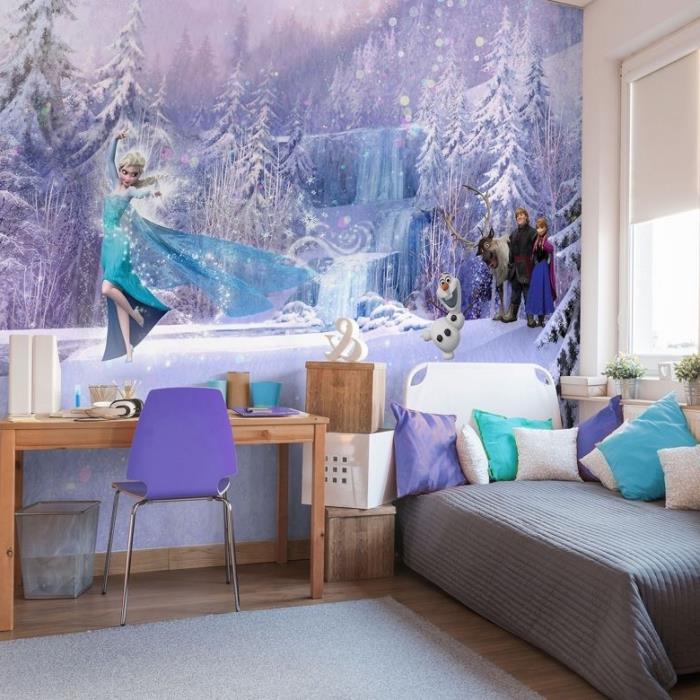 kar kraliçesi çıkartmaları, mavi, mor ve beyaz dekoratif minderli küçük beyaz çerçeve yatak, küçük hafif ahşap öğrenci sırası